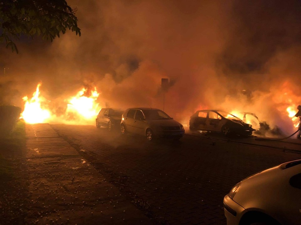 12 - Požiar viacerých vozidiel na sídlisku Ťahanovce v Košiciach 